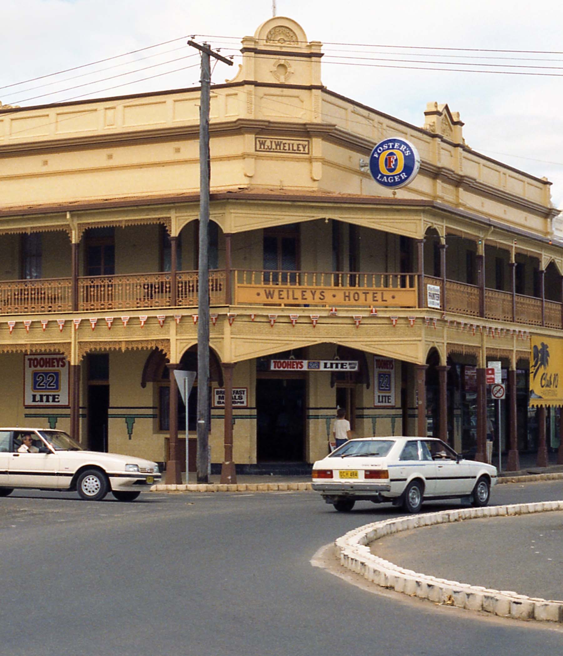 View of a pub in Grafton at the roundabout intersecting Prince and Pound Streets.